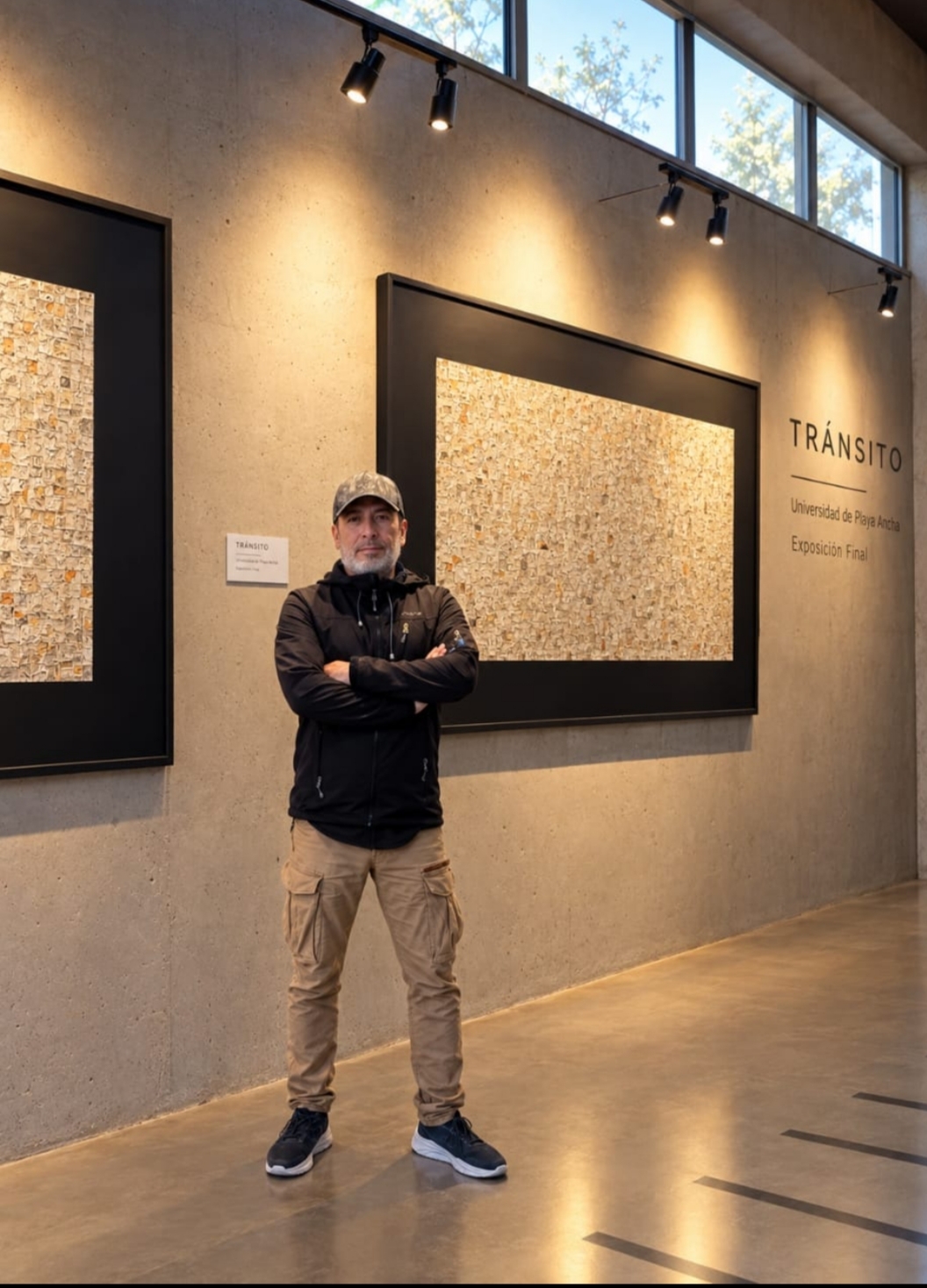 Fernando Torterolo junto a sus obras en la exposición Tránsito